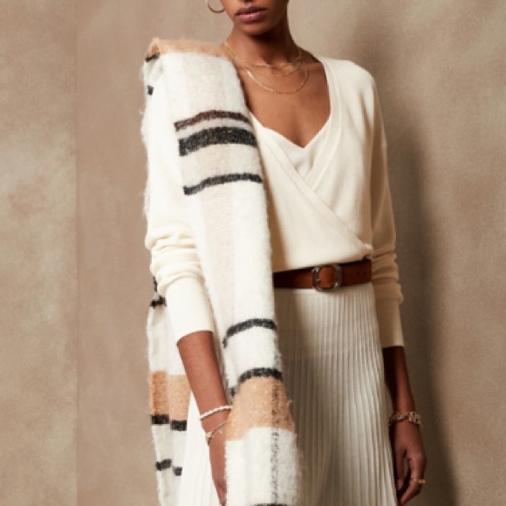 Banana Republic Factory Cream V-Neck Sweater